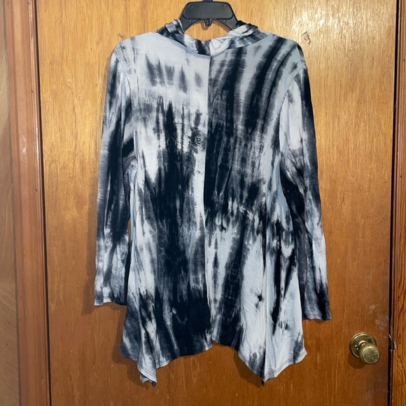 •CHA CHA VENTE•BLACK & GRAY TIE-DYE RAYON/SPANDEX COWL NECK & SHARK BITE BLOUSE - Picture 4 of 9